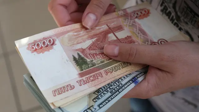 ロシア、通貨ルーブルが過去最安値 政策金利を2倍に大幅上げ - BBCニュース