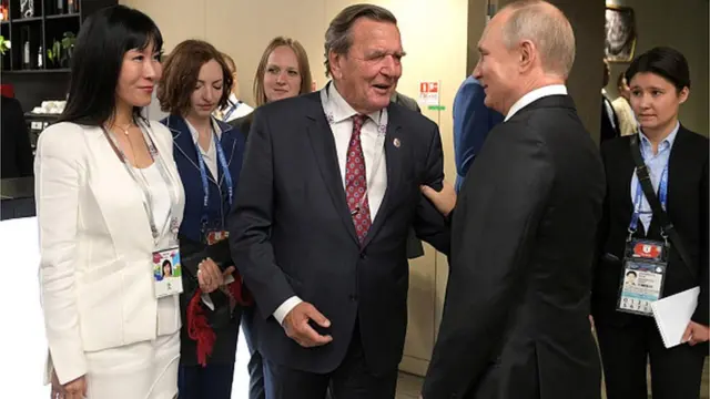 Не у відпустку, а в нергетичних справа х - каже дружина ексканцлера Шрьодера про його несподіваний візит до Москви