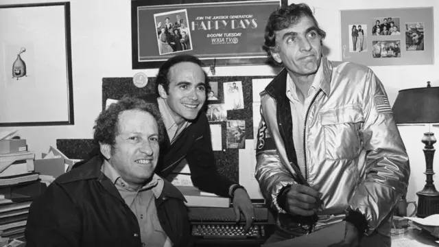 Marshall (der.) con sus coproductores de "Happy Days" Ed Milkis y Tom Miller, en 1978