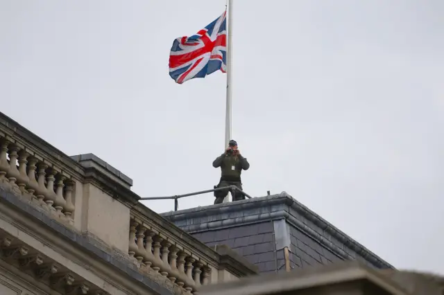 На крышах рядом с ключевыми объектами дежурят полицейские наблюдатели и снайперы