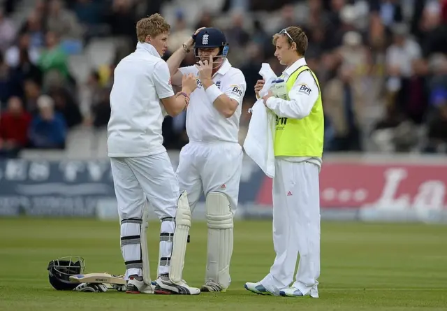 एक मैच के दौरान जो रूट अपने भाई बिल रूट के साथ