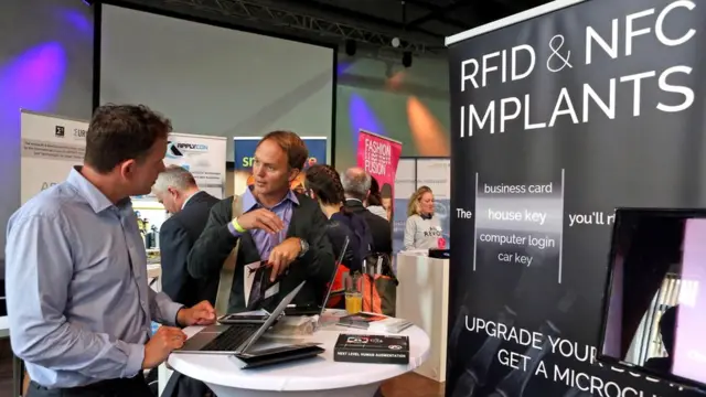 Посетители берлинского фестиваля носимых устройств Wear-it обсуждают преимущества и недостатки вживляемых микрочипов (июнь 2017 г.)