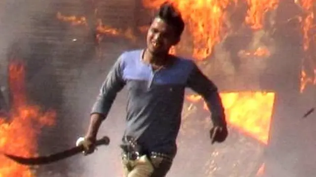 તલવાર લઇને દોડતા એક વ્યક્તિની તસવીર