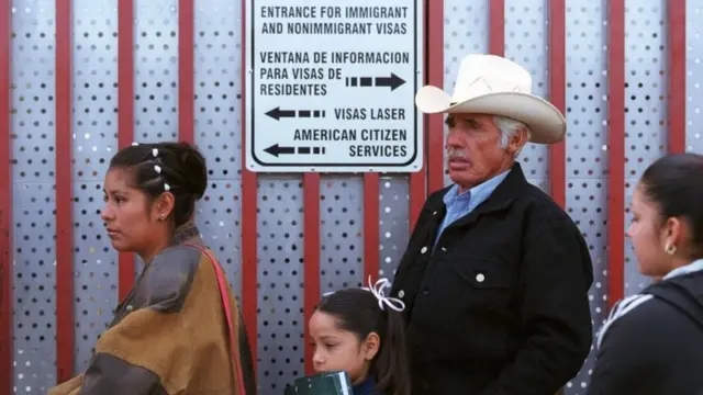 Люди в очереди в посольство США