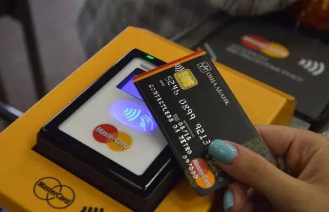 У столичному метро можна розрахуватися карткою