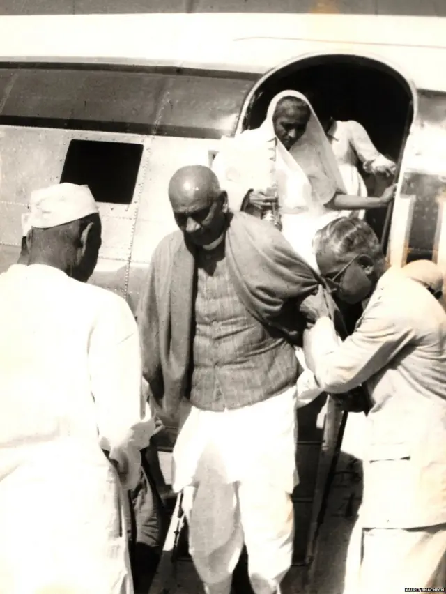 अहमदाबाद विमानतळावर 31 ऑक्टोबर 1950 ला हे छायाचित्र घेण्यात आलं. सरदार पटेल यांची तब्येत त्यावेळी खराब होती. अहमदाबाद शहराला त्यांनी दिलेली भेट ही शेवटचीच ठरली.