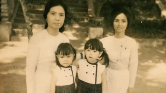 Cô bé Jenny Đỗ và thân mẫu (cùng đứng bên phải)