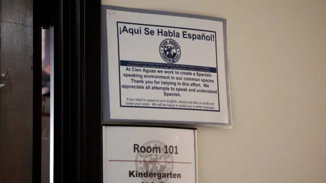 Cartel de "Aquí se habla español".
