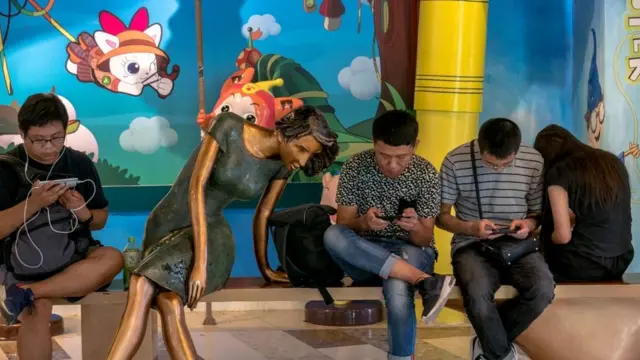 মানুষের মধ্যে দূরত্ব তৈরি হচ্ছে। সম্পর্ক নষ্ট হচ্ছে।