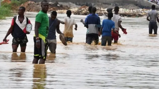 People wey dey waka for water