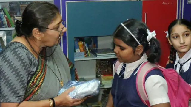 મીના મહેતા અને વિદ્યાર્થીનીઓની તસવીર
