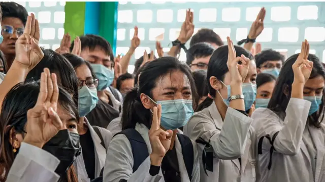 ပစ်ခတ်ခံရလို့ သေဆုံးခဲ့ရတဲ့ ဆေးတက္ကသိုလ်ကျောင်းသားတယောက်ရဲ့ စျာပနကို လူအများအပြား တက်ရောက်ခဲ့ကြ