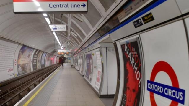 英国伦敦空荡荡的地铁站