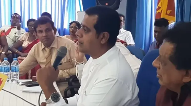 "කොන්ද පණ ඇති රාජ්‍ය නිලධාරිණිය"