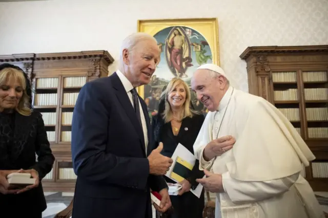 ABD Başkanı Joe Biden, Vatikan'da ziyaret ettiği Katolik Kilisesi lideri Papa Francesco'ya, "Tanıdığım en önemli barış savaşçısısınız" dedi.