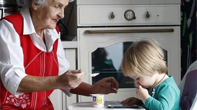 дитина зі смартфоном