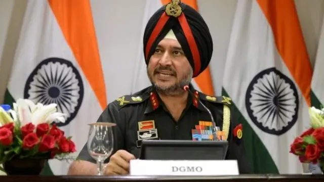 भारत के डायरेक्टर जनरल ऑफ़ मिलिट्री ऑपरेशन्स (डीजीएमओ) लेफ़्टिनेंट जनरल रणबीर सिंह सर्जिकल स्ट्राइक के बारे में जानकारी देते हुए
