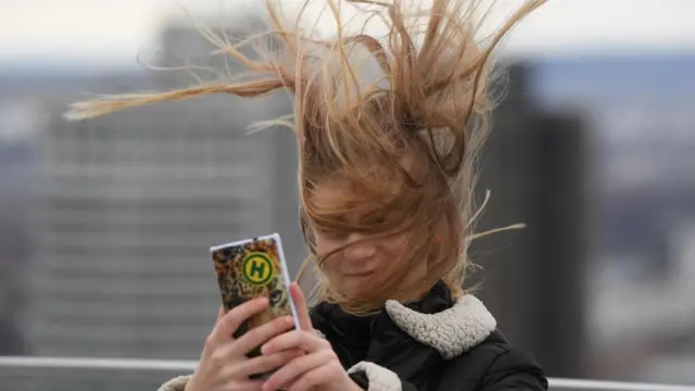 فتاة تلتقط صورة سيلفي لنفسها