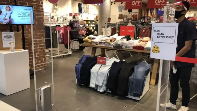 Petugas pengecekan suhu tubuh