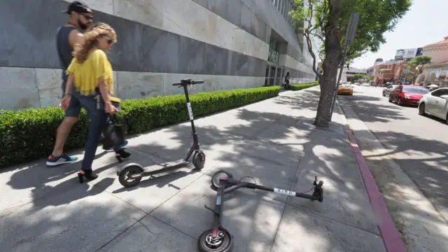 Peatones y monopatines en California.