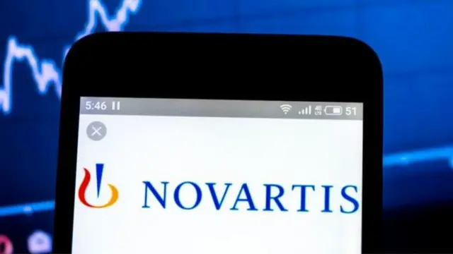 Celular com símbolo da Novartis