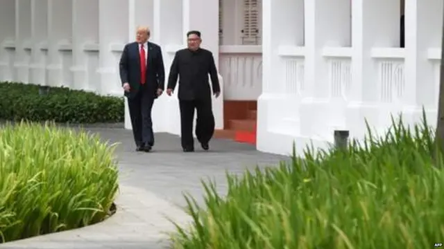 सिंगापुर में होटल के गार्डन में साथ टहलते ट्रंप और किम