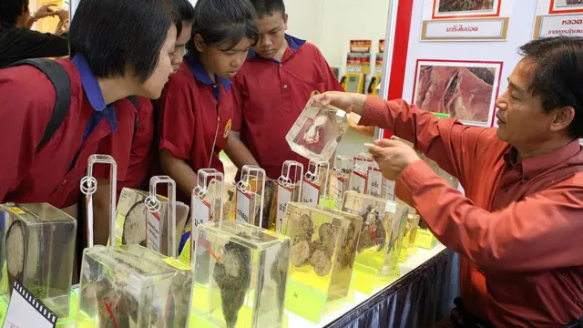 นักกิจกรรมแนะนำนักเรียนถึงผลเสียของบุหรี่ต่อรางกายวันงดสูบบุหรี่โลก