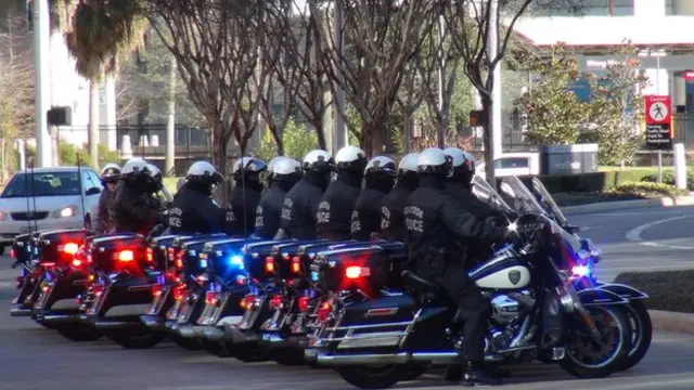 警方重機車隊在抗癌中心外等待蔡英文參訪結束。