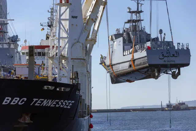 زورق دورية سعودي أثناء شحنه في المانيا