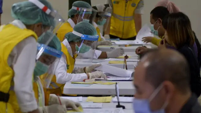 Petugas melakukan pemeriksaan dokumen perjalanan penumpang pesawat yang tiba di Terminal Domestik Bandara Internasional I Gusti Ngurah Rai, Bali, Senin (01/06).