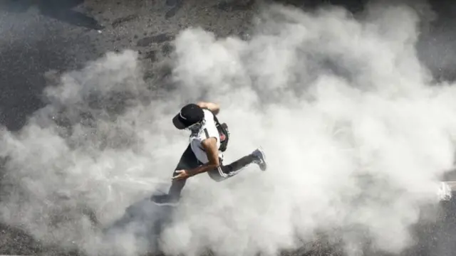 Demonstran di Myanmar terus melanjutkan protes walaupun aparat menggunakan peluru tajam.