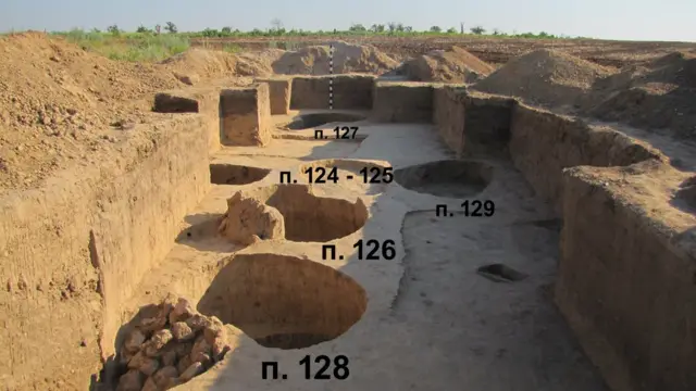 Раскопки захоронения в селе Красный маяк