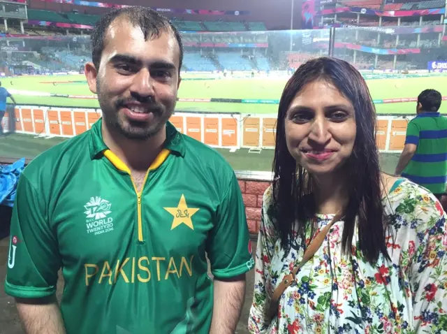 पाकिस्तानी फैन के साथ भारत में बीबीसी की टीवी एडिटर वंदना