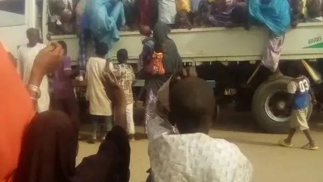 Awọn eeyan to n sa ko sinu ọkọ