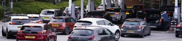 طابور سيارات على محطة وقود في ليدز