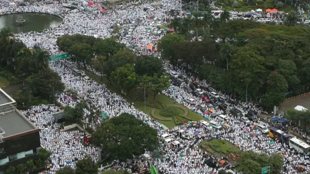 กลุ่มผู้ชุมนุมชาวมุสลิมในอินโดนีเซียราว 200,000 คน รวมตัวกันบริเวณอนุสรณ์สถานแห่งชาติ