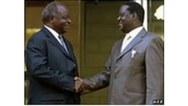 Raila Odinga (kushoto) na Rais Mstaafu Mwai Kibaki (kulia)