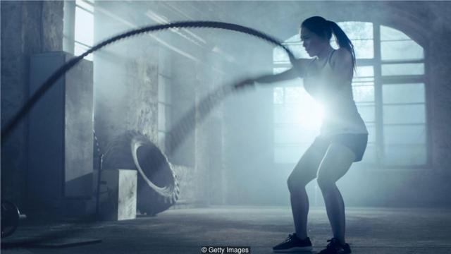 蛋白补充剂品牌建议在强身锻炼后喝蛋白质饮品以帮助肌肉组织的生长和修复。(Credit: Getty Images)