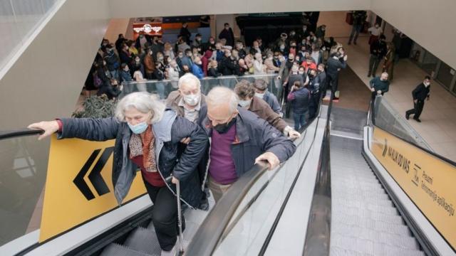 塞爾維亞貝爾格萊德某購物中心內群眾在電扶梯上排隊等候接種疫苗（6/5/2021）