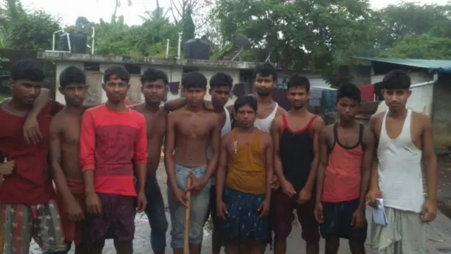 केरल में असम के मज़दूरों का एक समूह