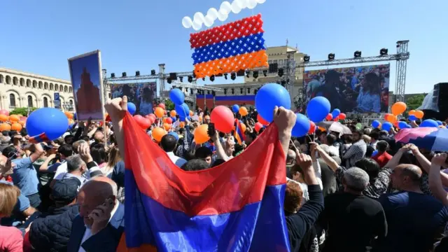 Развеваются национальные флаги