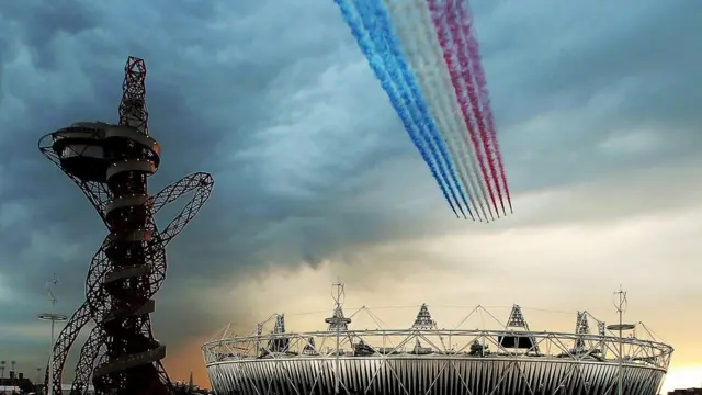 Kikosi cha Red Arrows kinapita juu ya uwanja wa Olimpiki mjini London wakati wa sherehe za ufunguzi mwaka 2012