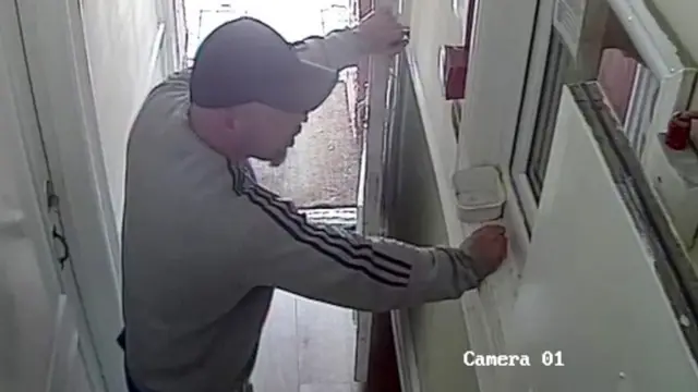 Макканн забронировал комнату в гостинице в Уотфорде на два дня