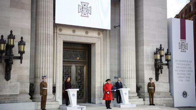 伦敦市中心共济会大厦（Freemason's Hall）外的维多利亚十字勋章获得者纪念碑