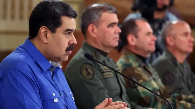 Мадуро появился в телеэфире в окружении военачальников