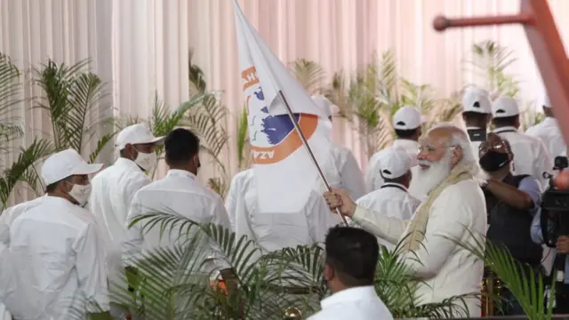 નરેન્દ્ર મોદીએ પ્રતીકાત્મક દાંડીયાત્રાને પ્રસ્થાન કરાવ્યું