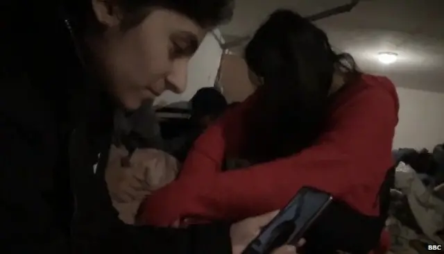 यूक्रेन से वीडियो कॉल पर भारत में अपनी मां से बात करती विशाखा