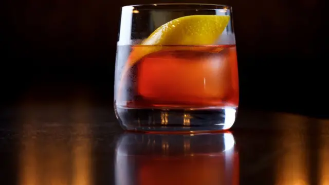 стакан с негрони