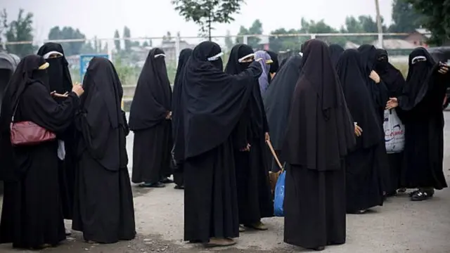 burka, Muslims, Muslim woman wearing a niqab veil, मुसलमान, मुस्लिम महिलाएं, बुर्का, नक़ाब