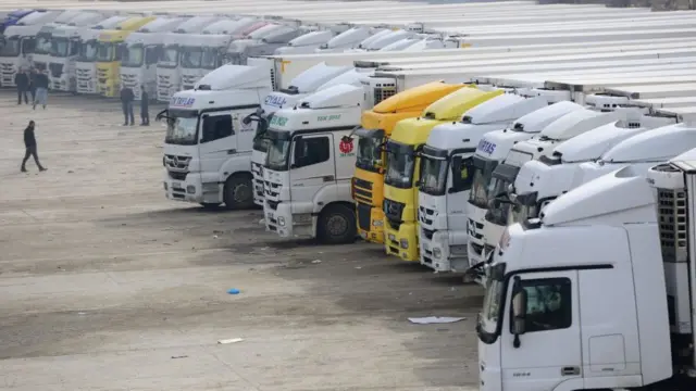 इराक ईरान सीमा पर खड़े ट्रक.